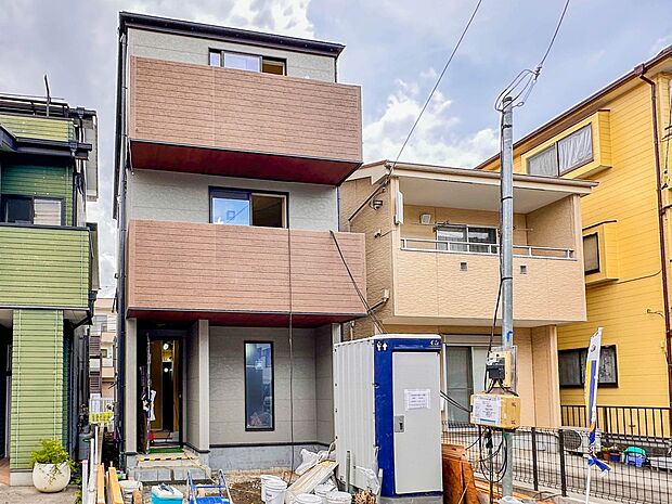 【外観】堂々たる趣ながら、主張し過ぎずどこか余裕を感じさせるシャープなフォルムで佇む邸宅は、晴天の空と照らし合わせる事で、本来あるべき完成形の姿を見せてくれます。