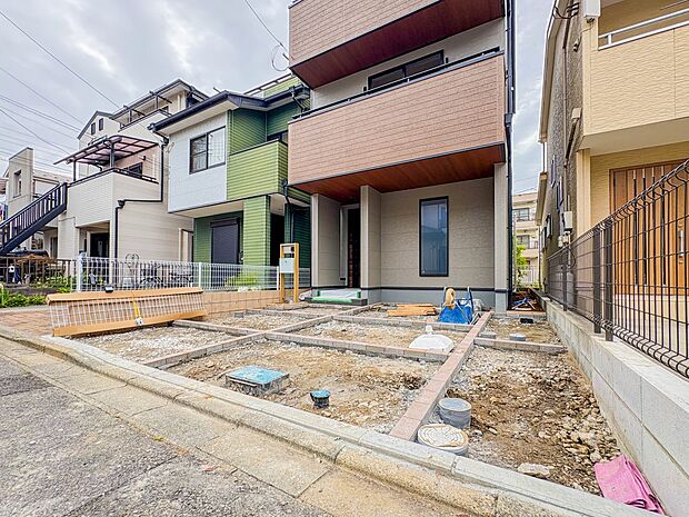 【駐車場】毎日の生活にマイカーが必須という方は、購入を検討する際、駐車場があることは大事な条件です。毎日の通勤や家族の送迎、買い物やお出かけなどクルマのある暮らしを満喫したい方は要チェック。…