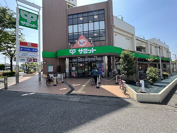 スーパー 429m サミットストア川口赤井店(私たちは、あなたの街のスーパーマーケット、をキーフレーズにしているスーパーチェーンです。食料品と家庭用品で、おいしさ満足、生活満足を毎日応援して…