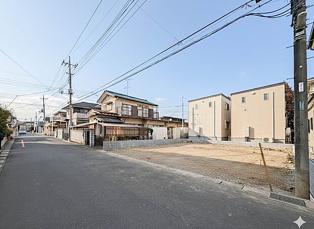 【前面道路】車の通行が少ないので、静かな住環境を維持することができます。※青空加工をしています。