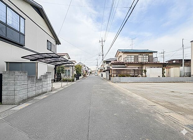 【前面道路】家の前をまっすぐの通りが走っている。クルマは少なく、人々は毎朝、ウォーキング、ジョギング、犬の散歩など、フリーな朝時間を過ごしている。※青空加工をしています。