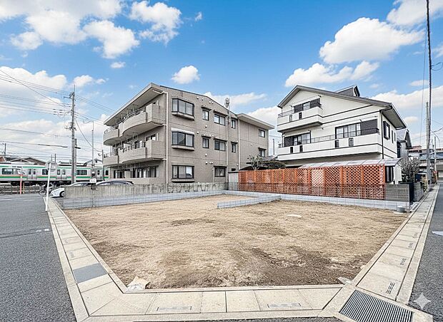 【外観】堂々たる趣ながら、主張し過ぎずどこか余裕を感じさせるシャープなフォルムで佇む邸宅は、晴天の空と照らし合わせる事で、本来あるべき完成形の姿を見せてくれます。