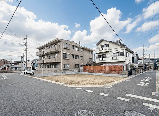 【前面道路】家の前をまっすぐの通りが走っている。クルマは少なく、人々は毎朝、ウォーキング、ジョギング、犬の散歩など、フリーな朝時間を過ごしている。