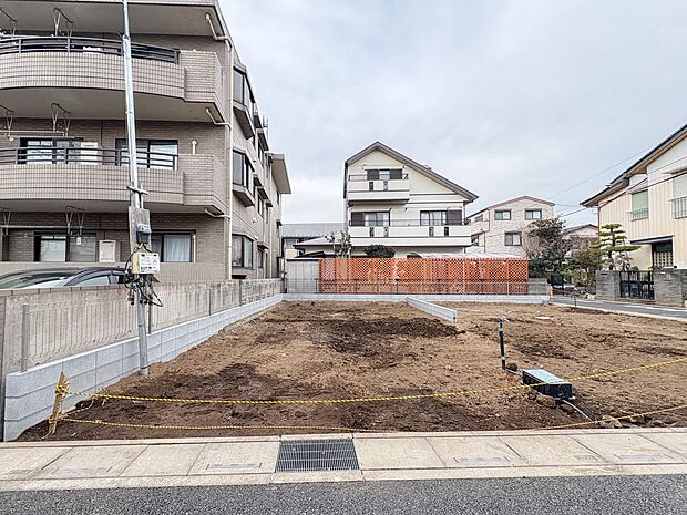 【外観】堂々たる趣ながら、主張し過ぎずどこか余裕を感じさせるシャープなフォルムで佇む邸宅は、晴天の空と照らし合わせる事で、本来あるべき完成形の姿を見せてくれます。