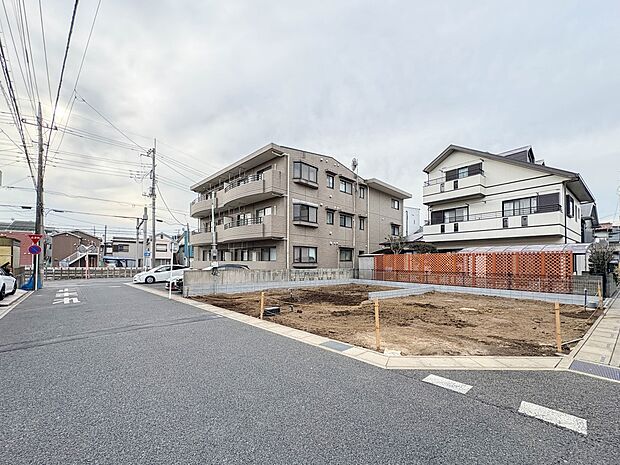 【前面道路】家の前をまっすぐの通りが走っている。クルマは少なく、人々は毎朝、ウォーキング、ジョギング、犬の散歩など、フリーな朝時間を過ごしている。