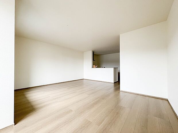 【リビングダイニング　LDK18.75帖】シンプルなデザインの家は風情がある。住む人のこだわりを感じる。外観も内装もいたってシンプル。居心地がよく、家事や趣味、子育てなどにも集中できる。家も…