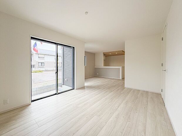 シンプルなデザインの家は風情がある。住む人のこだわりを感じる。外観も内装もいたってシンプル。居心地がよく、家事や趣味、子育てなどにも集中できる。