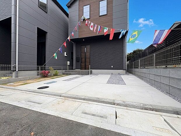 【駐車場】毎日の生活にマイカーが必須という方は、購入を検討する際、駐車場があることは大事な条件です。毎日の通勤や家族の送迎、買い物やお出かけなどクルマのある暮らしを満喫したい方は要チェック。…
