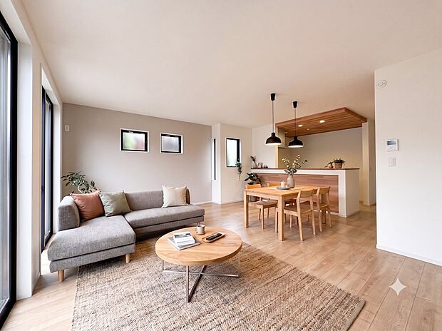シンプルなデザインの家は風情がある。住む人のこだわりを感じる。外観も内装もいたってシンプル。居心地がよく、家事や趣味、子育てなどにも集中できる。※生成AIによるイメージです。家具・小物は販売…