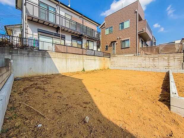 【外観-2号棟-】2号棟の魅力はまずアイランド風キッチンと19.5帖の広々リビングです。