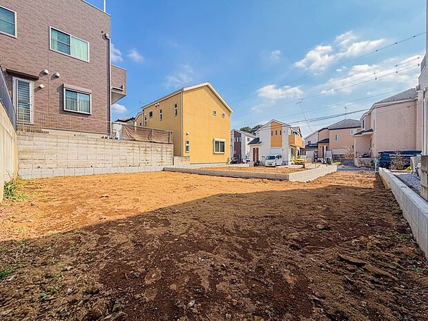 【外観-2号棟-】110.99m2の敷地面積、カースペース2台、開放感あふれるスカイデッキ10帖が魅力的です。