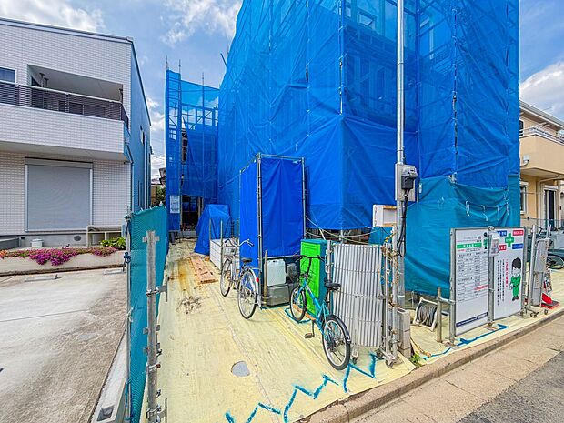 【外観-2号棟-】110.99m2の敷地面積、カースペース2台、開放感あふれるスカイデッキ10帖が魅力的です。