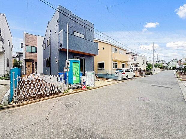 【前面道路-幅員約6m-】車通りが非常に少なく、幅も広いため駐車には困りません。