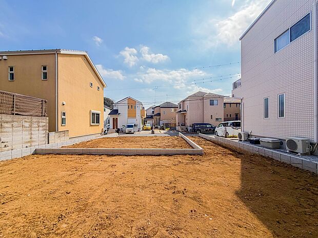 【外観-2号棟-】家族の温かさと陽光の暖かさ、楽しい毎日と明るい未来を予感させる「空間が織り成すひとつ先の住み心地」を演出します。