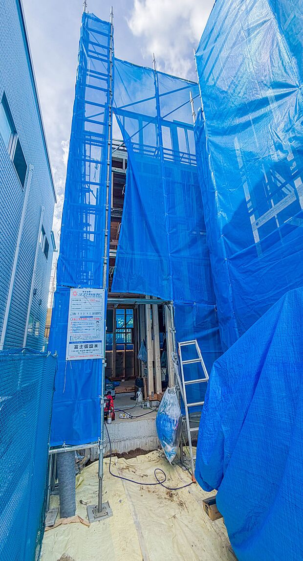 【外観-2号棟-】家族の温かさと陽光の暖かさ、楽しい毎日と明るい未来を予感させる「空間が織り成すひとつ先の住み心地」を演出します。