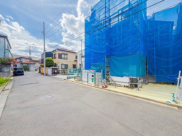 【前面道路-幅員約6m-】閑静な住宅街で比較的車の通りも少ないのでお子様も安心です。