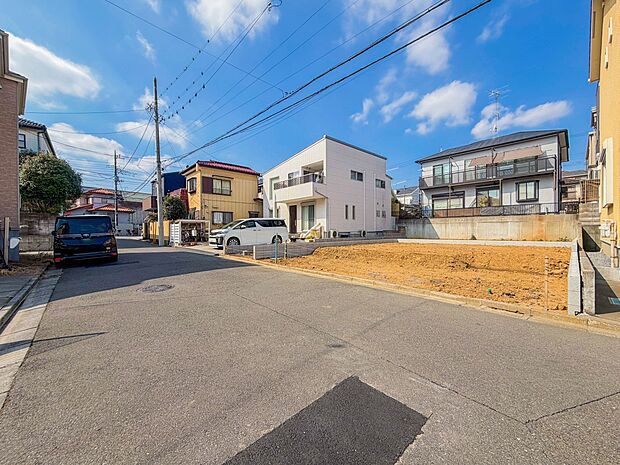 【前面道路-幅員約6m-】閑静な住宅街で比較的車の通りも少ないのでお子様も安心です。