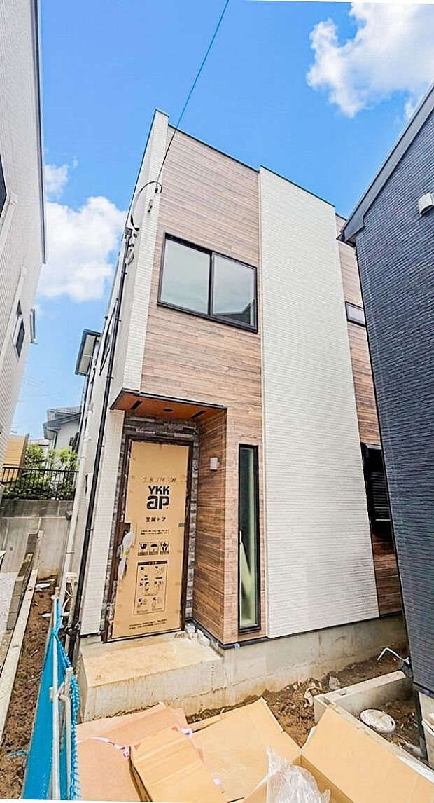 【外観-2号棟-】家族の温かさと陽光の暖かさ、楽しい毎日と明るい未来を予感させる「空間が織り成すひとつ先の住み心地」を演出します。