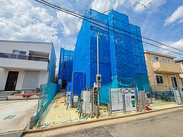 【外観-全体-】南東向きに面しており、開放感があります。モデル棟のご案内も可能です。ぜひ、現地と近隣の施工例を御見学ください。