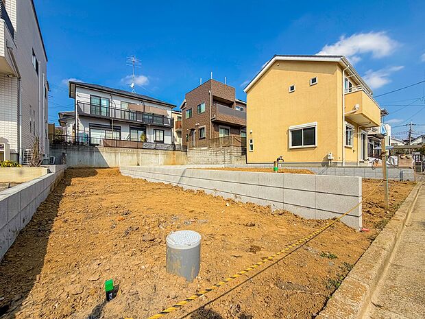 【駐車場-2号棟-】カースペース2台可/駐輪スペース。広々カースペースです。自転車、バイクなども置き場に困りません。