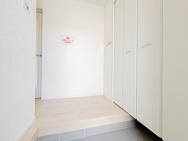 【玄関】広さの玄関スペースはベビーカーなどを置いても十分な広さです。