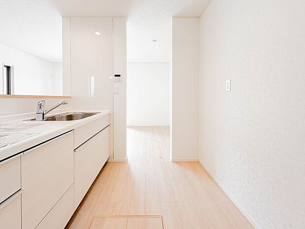 三口コンロで料理の幅を拡げてくれる使いやすいシステムキッチンを採用。洗い場も大きいので野菜や食器を洗ったりする際にも捗り、奥様の強い味方となってくれるはずです。
