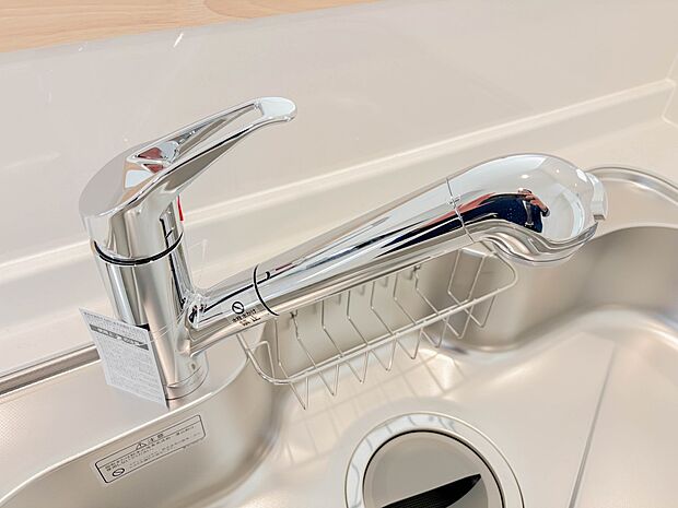 <浄水器一体型混合水栓>一つの蛇口で「原水(水道水)」「シャワー」「浄水」を切り替えられる、浄水器を内蔵した混合水栓です。浄水は、水栓本体の首部分に付属のカートリッジをセットして使用します。…