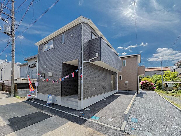 【前面道路】家の前をまっすぐの通りが走っている。クルマは少なく、人々は毎朝、ウォーキング、ジョギング、犬の散歩など、フリーな朝時間を過ごしている。