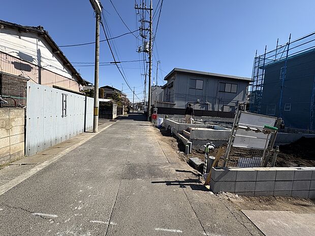 【前面道路】家の前をまっすぐの通りが走っている。クルマは少なく、人々は毎朝、ウォーキング、ジョギング、犬の散歩など、フリーな朝時間を過ごしている。