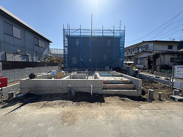 堂々たる趣ながら、主張し過ぎずどこか余裕を感じさせるシャープなフォルムで佇む邸宅は、晴天の空と照らし合わせる事で、本来あるべき完成形の姿を見せてくれます。