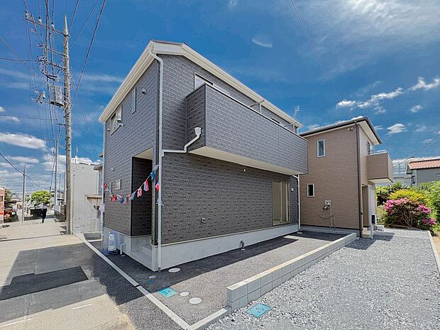 【駐車場】毎日の生活にマイカーが必須という方は、購入を検討する際、駐車場があることは大事な条件です。毎日の通勤や家族の送迎、買い物やお出かけなどクルマのある暮らしを満喫したい方は要チェック。…