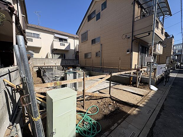 堂々たる趣ながら、主張し過ぎずどこか余裕を感じさせるシャープなフォルムで佇む邸宅は、晴天の空と照らし合わせる事で、本来あるべき完成形の姿を見せてくれます。