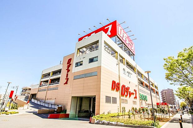 スーパー 1000m ロヂャース戸田店(埼玉県内を一大店舗地域として展開するディスカウントストアです。主婦目線で集めた食料品と日用品の数々が幸せを呼びます。)