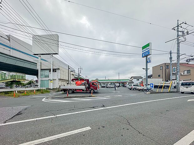 コンビニ 400m ファミリーマートさいたま松本店(ファミリーマートの強さは、少量のお惣菜を売るファミデリカとドラッグストアと組んだコラボ。サラダを中心にしたヘルシー食材が充実のコンビニです…