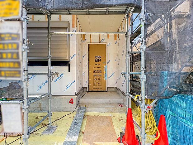 【玄関】家の顔となる玄関は、高いデザイン性が求められます。高級感と断熱性、防犯性に優れた玄関ドアを標準装備。ピッキング対策のセキュリティサムターン等、防犯に考慮しました。