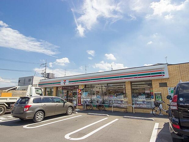 コンビニ 950m セブンイレブンさいたま曲本3丁目店(セブンイレブンは近くて便利を掲げています。近くとは、心の近さ。便利とはモノが期待以上の品質でお客さまに届くこと。セブン銀行など新しいサ…