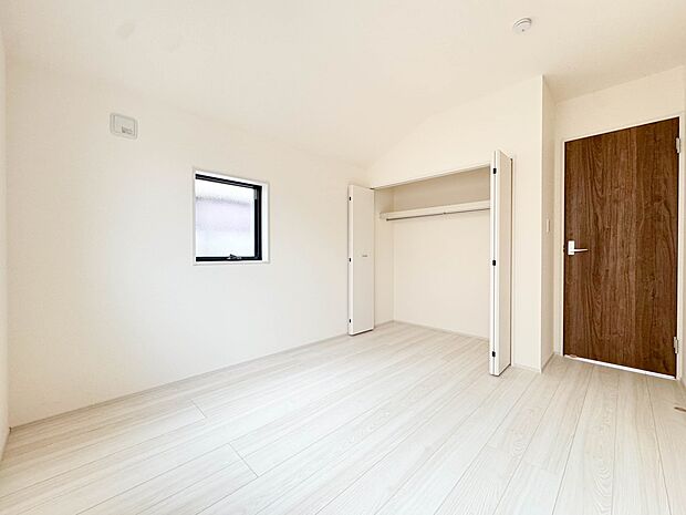 【寝室6帖】シンプルな内装はおしゃれのポイントです。シンプルは華美より飽きがこないからです。色や模様でおしゃれ感をだす。それがシンプルイズビューティーです。