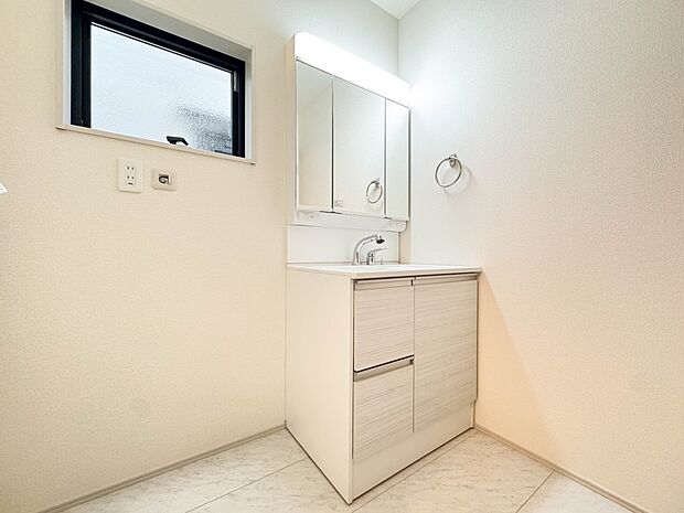 【洗面台】洗面所は小さなプライベートスペース。歯磨き、洗顔と毎日施す個人空間。