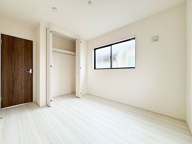 【居室5.3帖】柔らかな陽光とフローリングの色味が調和した快適な空間。