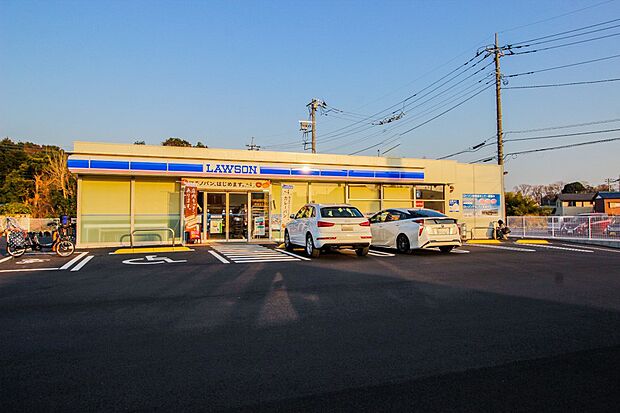 コンビニ 636m ローソン(新・企業スローガンは「マチのほっとステーション」。「圧倒的な美味しさ」「人への優しさ」「地球(マチ)への優しさ」の3つの約束で社会の課題に応えていきます。)