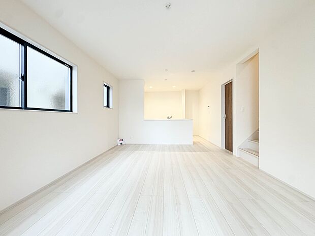 【LDK16帖】シンプルなデザインの家は風情がある。住む人のこだわりを感じる。外観も内装もいたってシンプル。居心地がよく、家事や趣味、子育てなどにも集中できる。家も人間も熟成するほどシンプル…