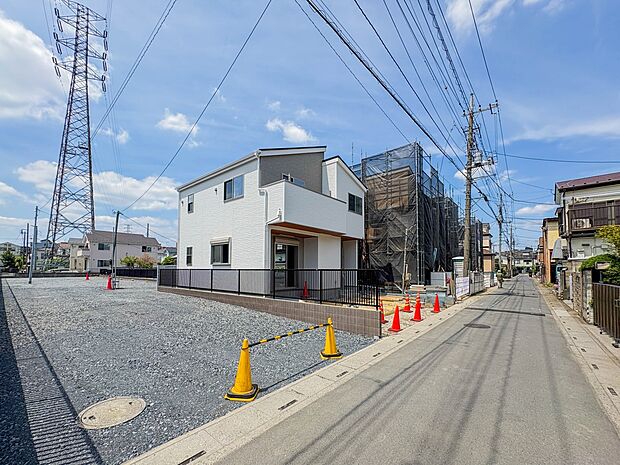 【外観】堂々たる趣ながら、主張し過ぎずどこか余裕を感じさせるシャープなフォルムで佇む邸宅は、晴天の空と照らし合わせる事で、本来あるべき完成形の姿を見せてくれます。