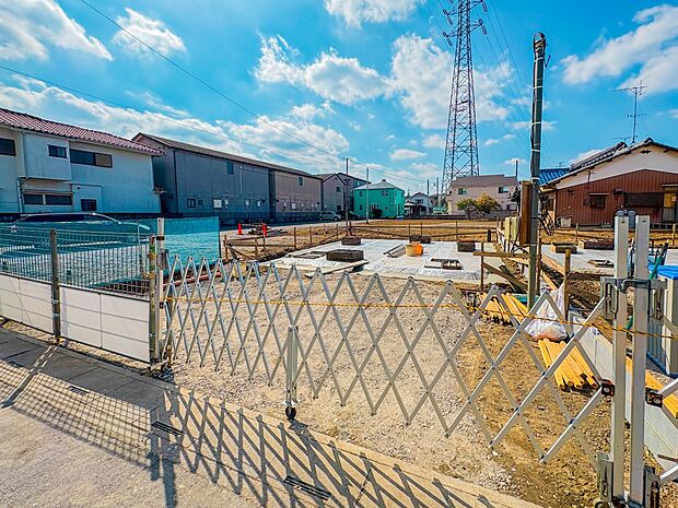 【前面道路】車の通行が少ないので、静かな住環境を維持することができます。