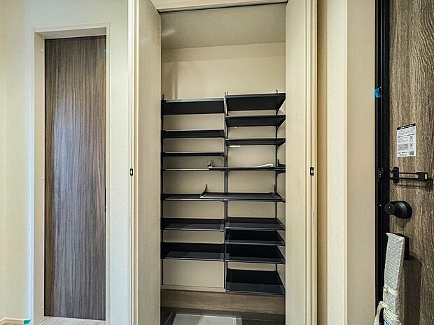 1号棟【シューズボックス(下駄箱)】 大型のシューズボックスには靴やブーツ、サンダルはもちろん、ハンカチや手袋、バック類などのお出かけ用品、印鑑や朱肉なども収納可能です。