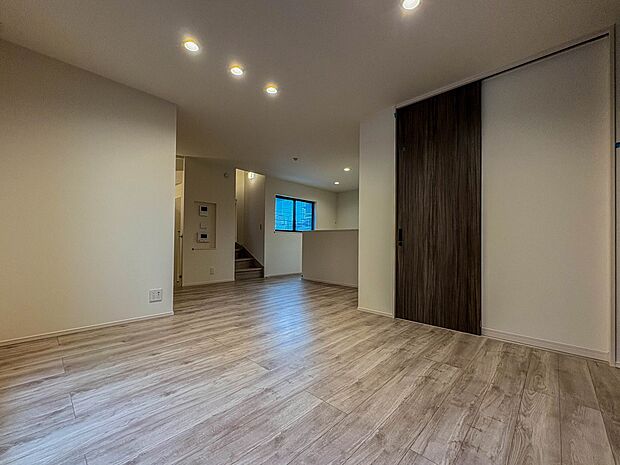 1号棟【LDK17.7帖】光が溢れ、風も溢れ、居心地のよい住空間、自然体で過ごせる住空間にリビングを。それは住むというシンプルなカタチをどこまでも追求してきた結果です。新築の厳かな居住性を身…