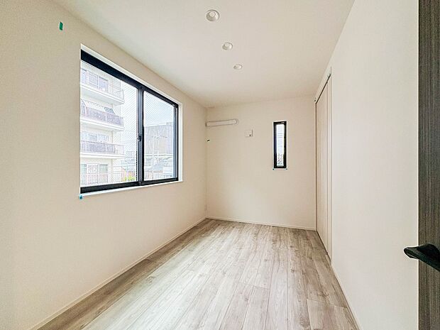 1号棟【洋室5.1帖】昨今のトレンドになりつつあるのが、広過ぎず、快適すぎない子ども部屋。勉強と寝るだけの部屋にすることで閉じこもりがなくなり、リビングで過ごす時間が増えると言われています。…