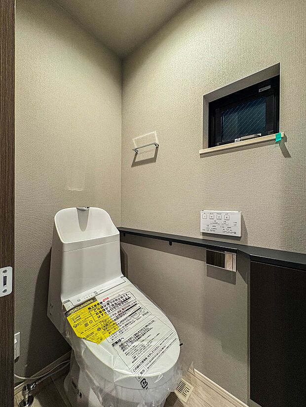 1号棟【トイレ】トイレ・ウォシュレット付。快適で衛生的な洗浄機能付温水シャワートイレです。