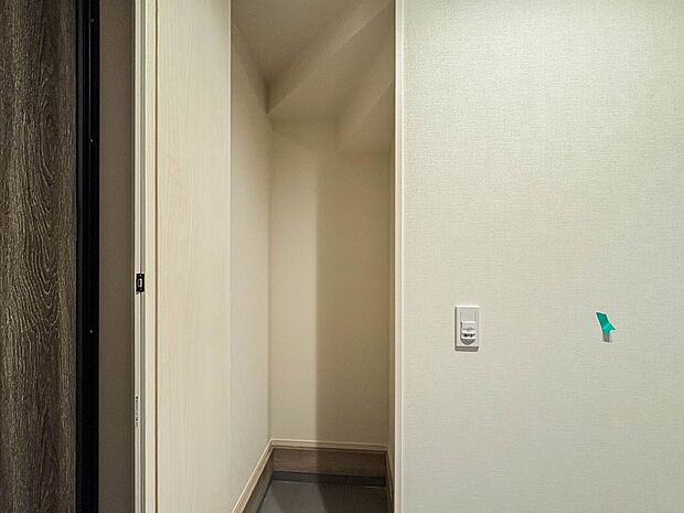 1号棟【SIC（シューズインクローク）】  普段はかない靴や傘はもちろん、ベビーカーや三輪車、工具類なども収納できます。濡れた雨具をその場で脱いで乾かせば、玄関も室内も汚れることなくスッキリ…