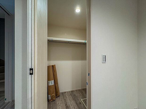 1号棟【WIC（ウォークインクローゼット）】何より、中に入れば全ての服が見てわかるので選択しやすいんです。朝の忙しいときなど便利だな～と思いますよ。一つのスペースで済むって所がいいんですよね…