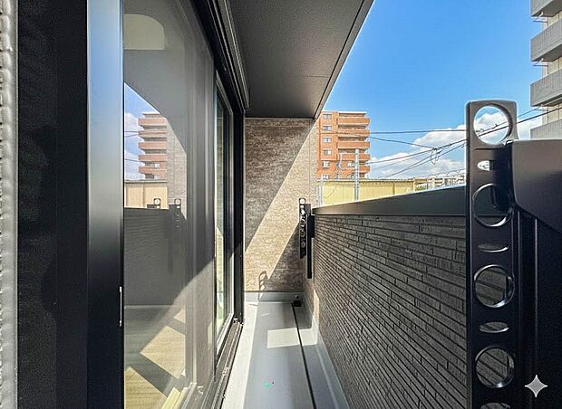 1号棟【バルコニー】澄み切った青空と、心地良い風を感じるワイドバルコニー。